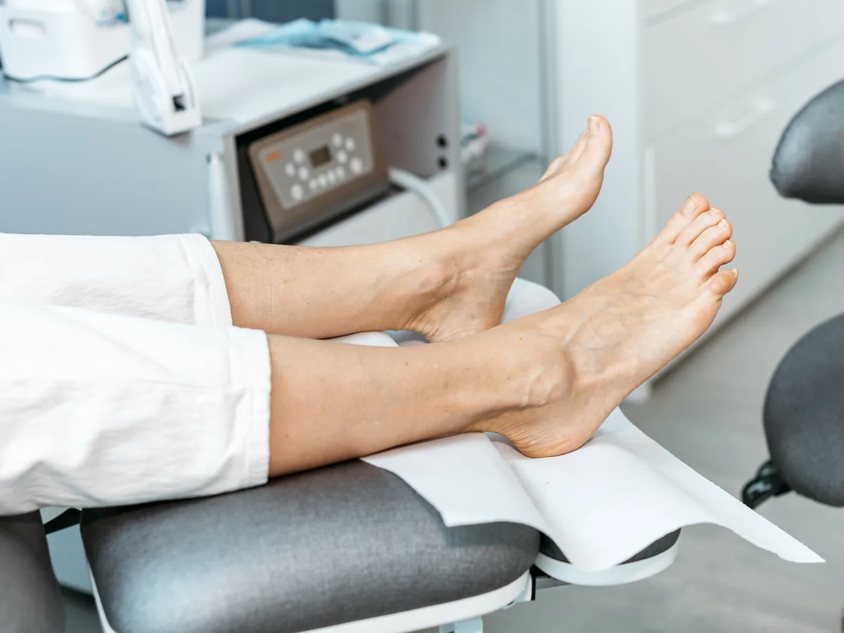 Bose stopy pacjenta na fotelu zabiegowym w gabinecie podologicznym FootMedica