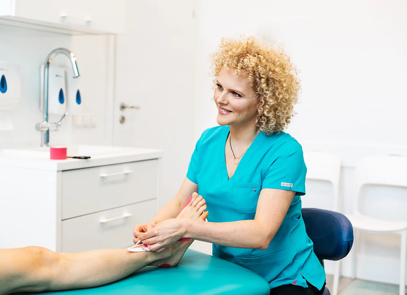 Fizjoterapeutka FootMedica prowadzi terapię manualną stopy pacjenta