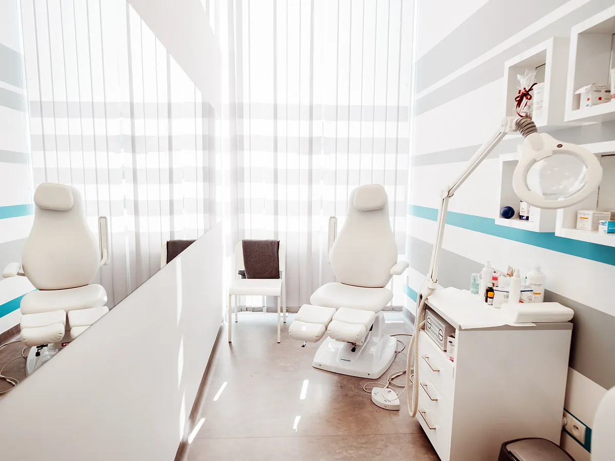 Gabinet podologiczny FootMedica z dwoma fotelami zabiegowymi