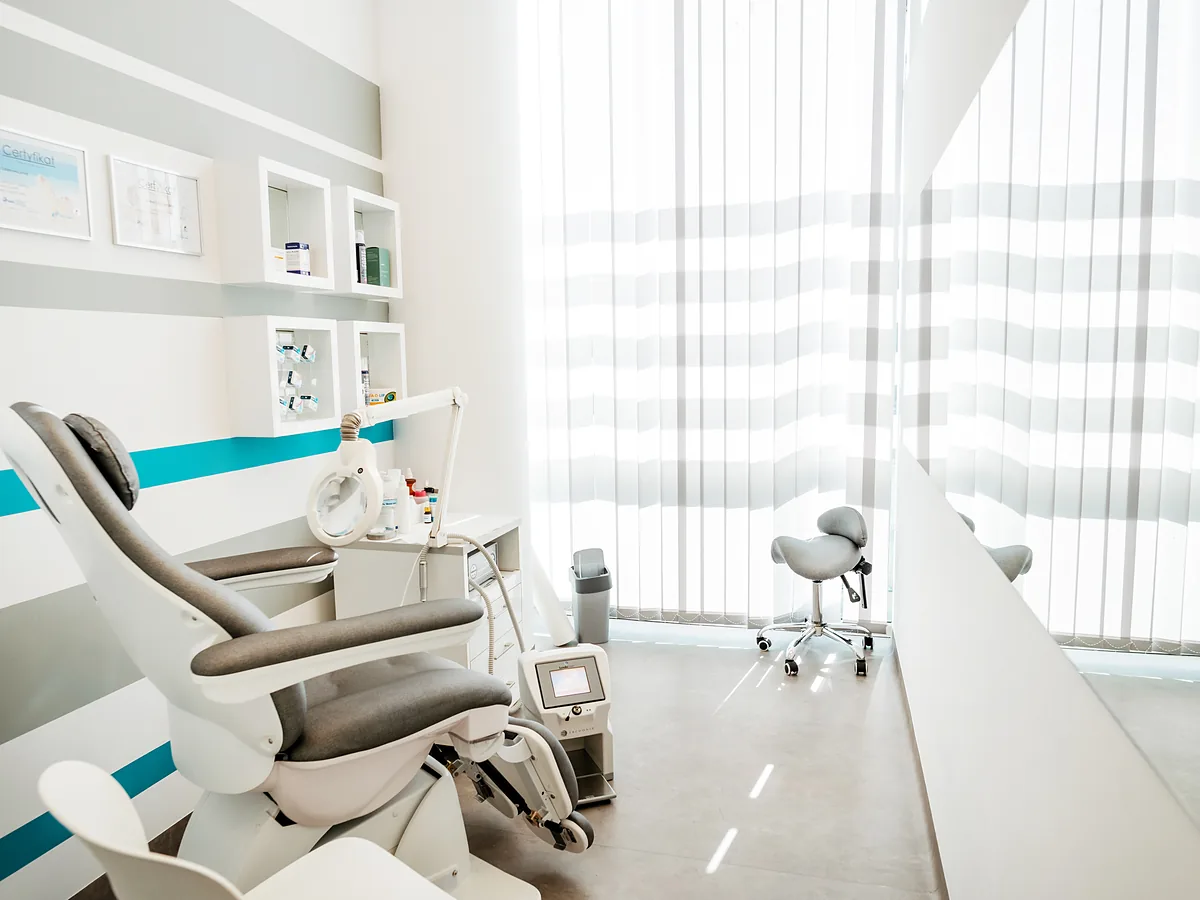 Gabinet zabiegowy FootMedica z fotelem i lampą z lupą