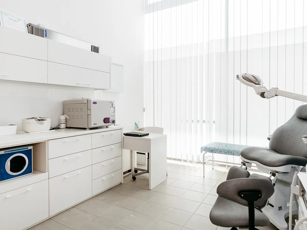 Gabinet FootMedica z fotelem zabiegowym i szafkami