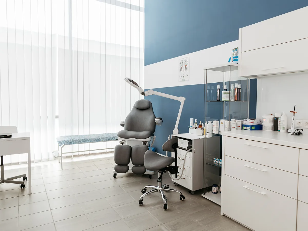 Gabinet zabiegowy FootMedica z fotelem podologicznym