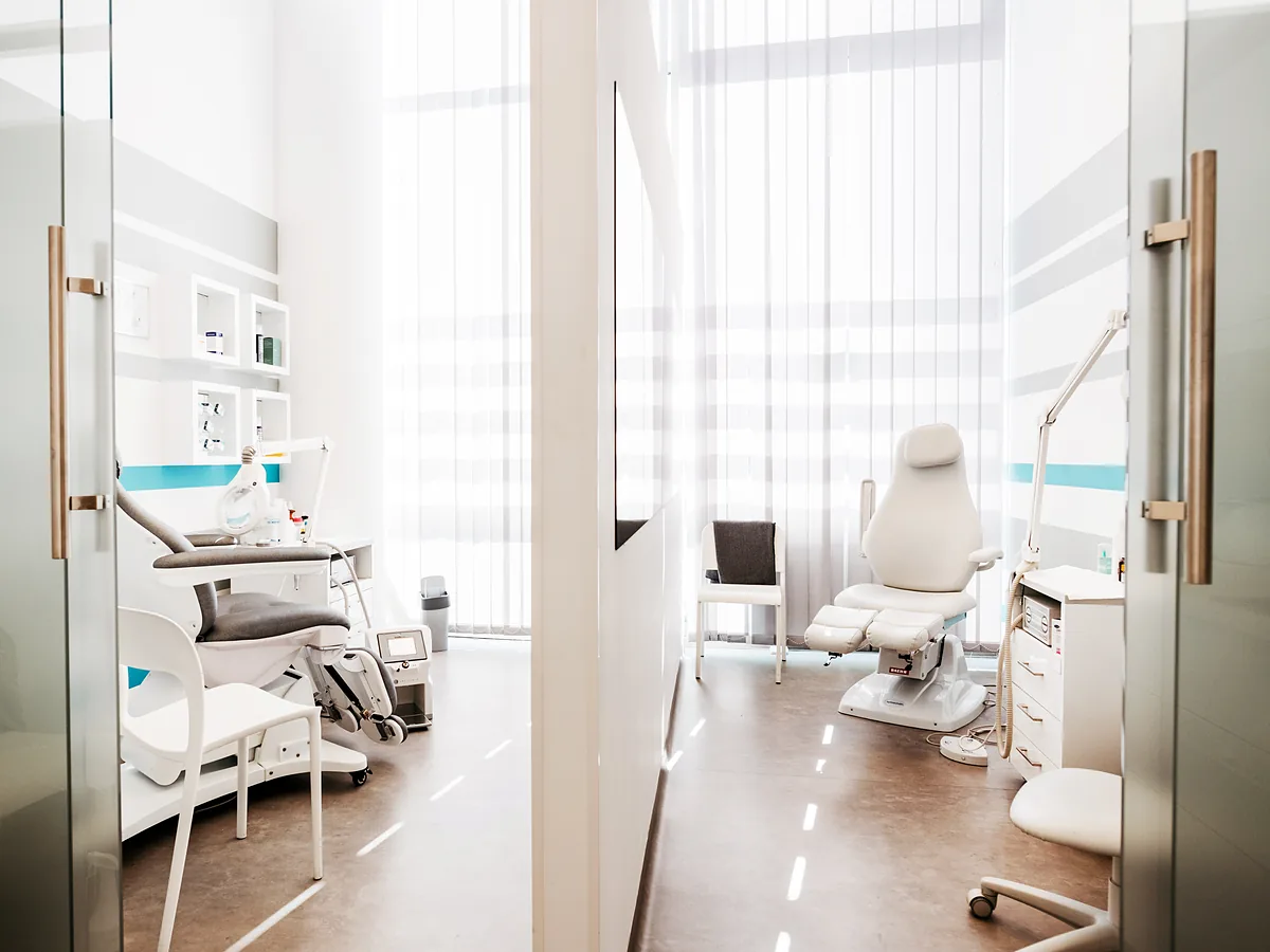 Gabinet zabiegowy FootMedica widziany przez przeszklone drzwi