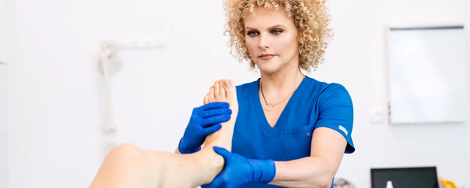 Joanna Stodolna-Tukendorf zgina stopę pacjenta w stawie skokowym