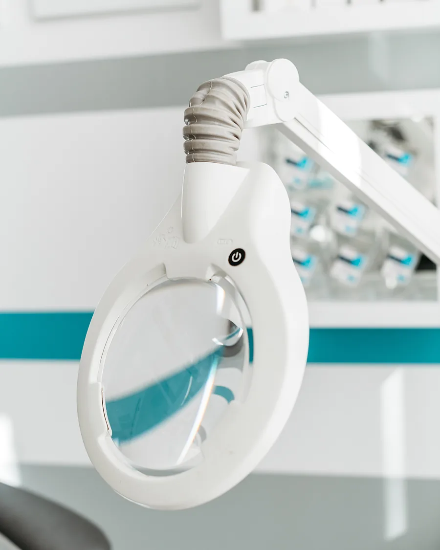 Lampa z lupą nad fotelem zabiegowym w gabinecie podologicznym FootMedica
