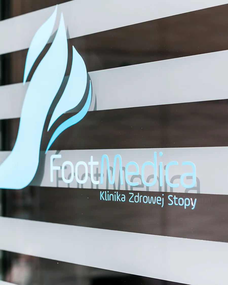 Logo FootMedica na szklanych drzwiach kliniki