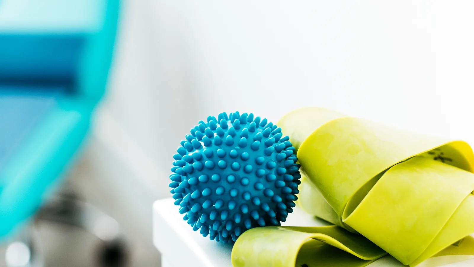 Piłka do masażu i taśma oporowa w sali ćwiczeń