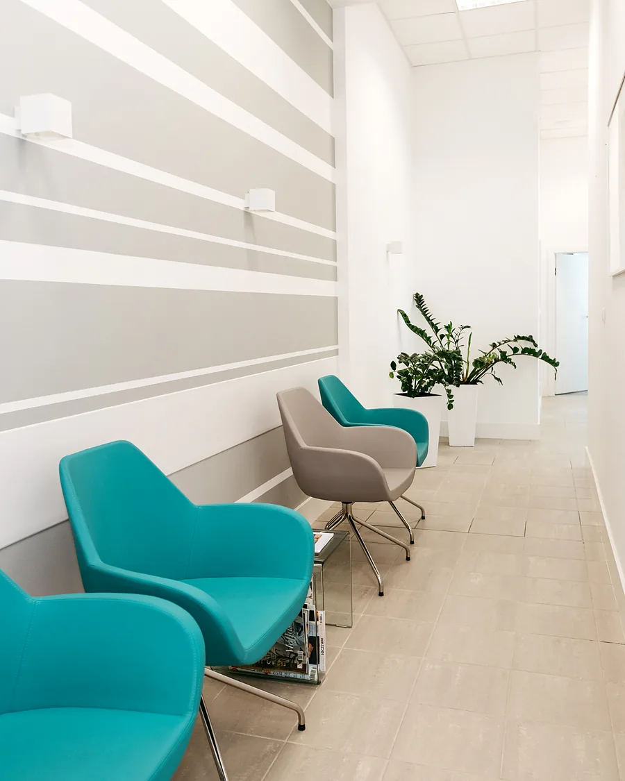 Poczekalnia kliniki FootMedica z fotelami