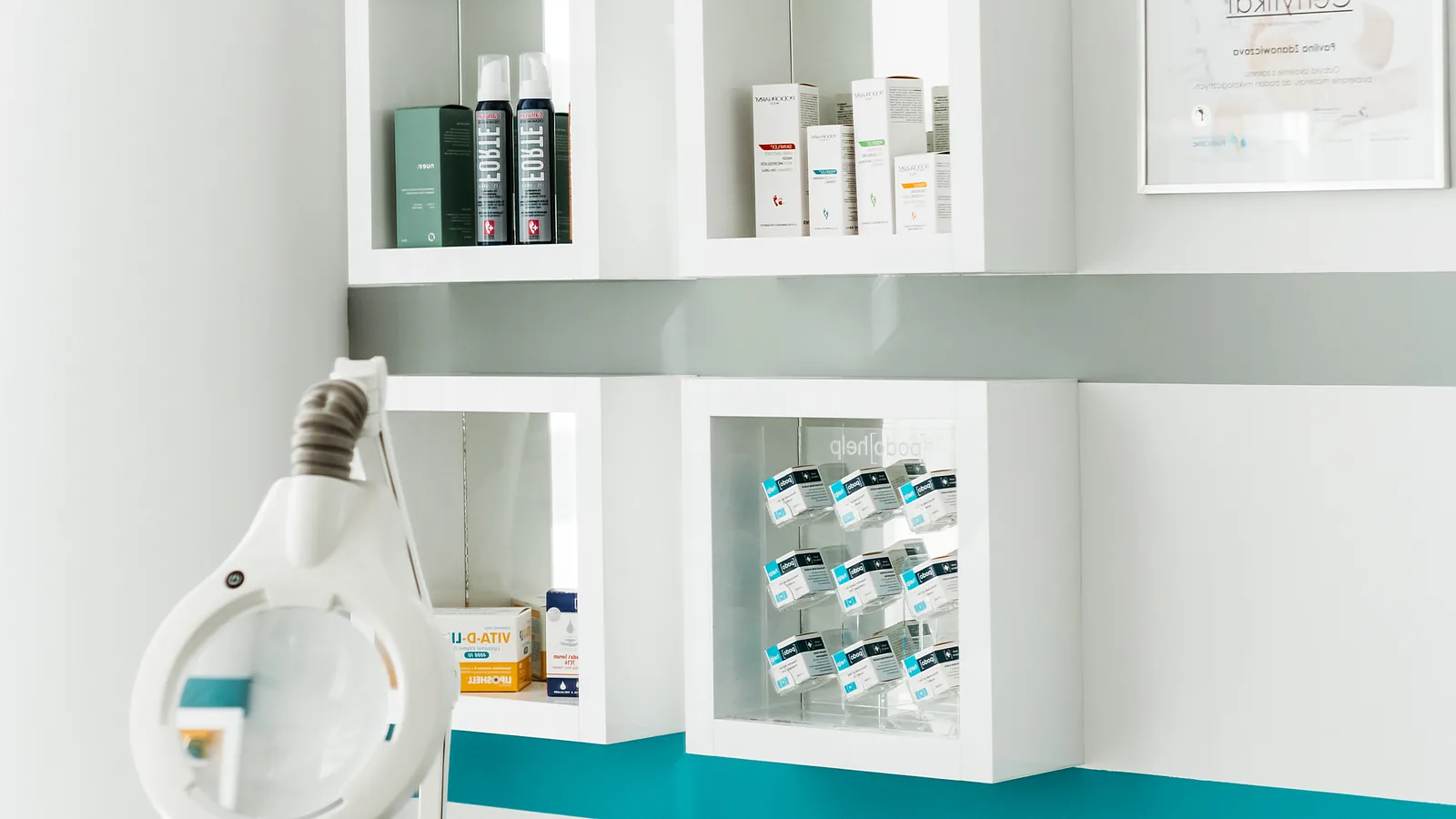 Półki z preparatami do pielęgnacji stóp w gabinecie FootMedica