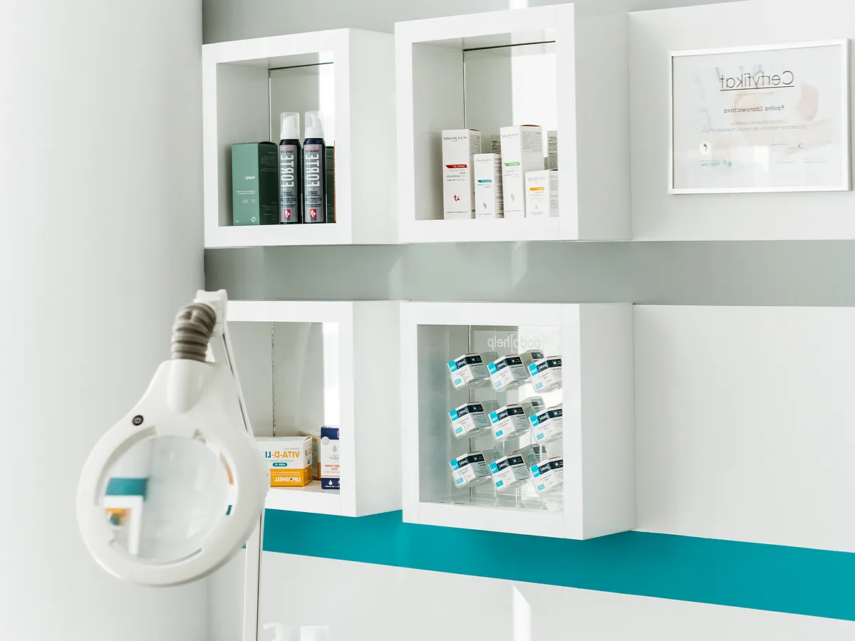 Półki z preparatami do pielęgnacji stóp w gabinecie FootMedica