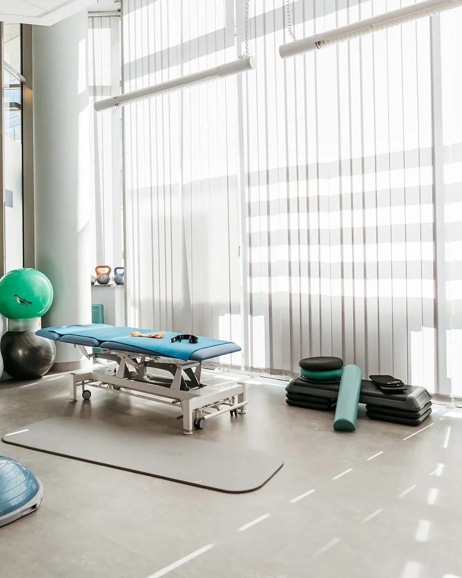 Sala ćwiczeń FootMedica z leżanką, piłkami i taśmami TRX