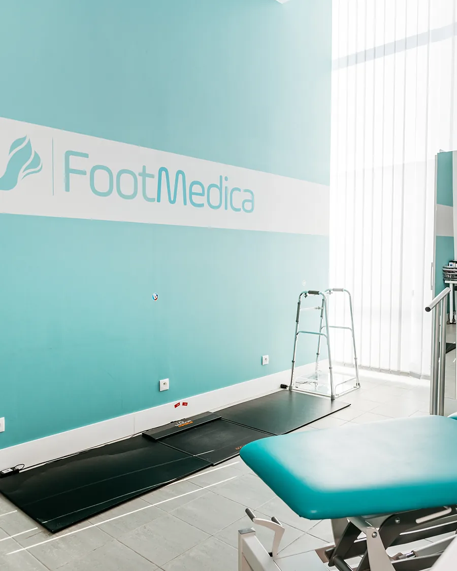 Sala fizjoterapii FootMedica z leżanką i sprzętem do nauki chodu