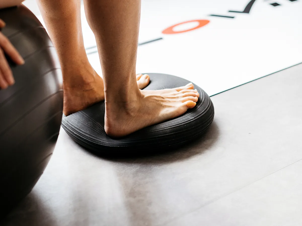 Bose stopy na poduszce sensomotorycznej podczas ćwiczeń w sali FootMedica