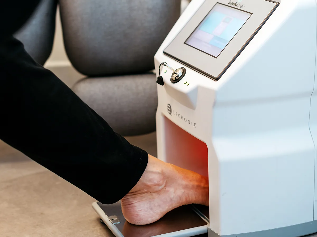 Laser Lunula w gabinecie FootMedica, pacjent podczas naświetlania