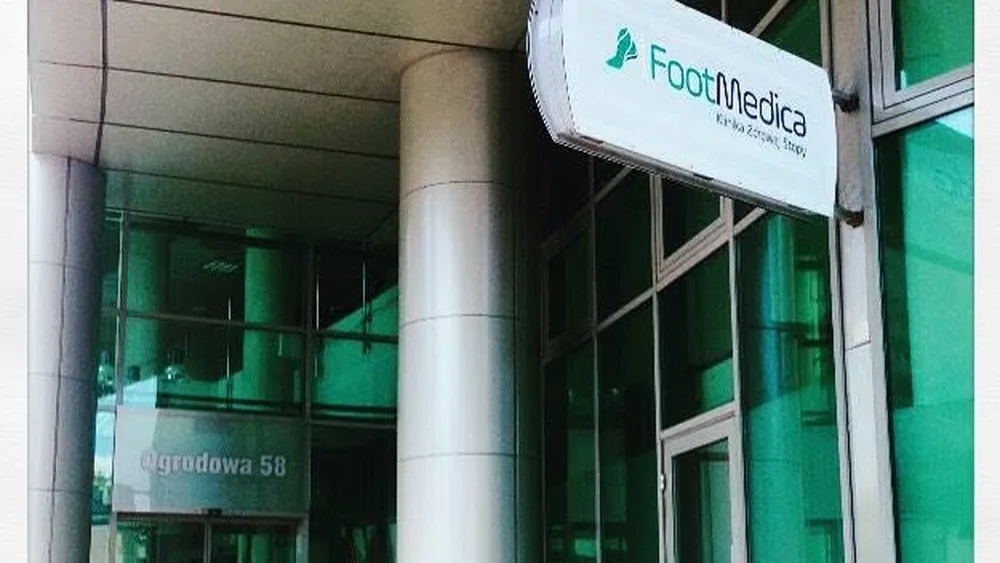 Wejście do kliniki FootMedica w Warszawie: ul. Ogrodowa 58 (Wola), szyld nad drzwiami